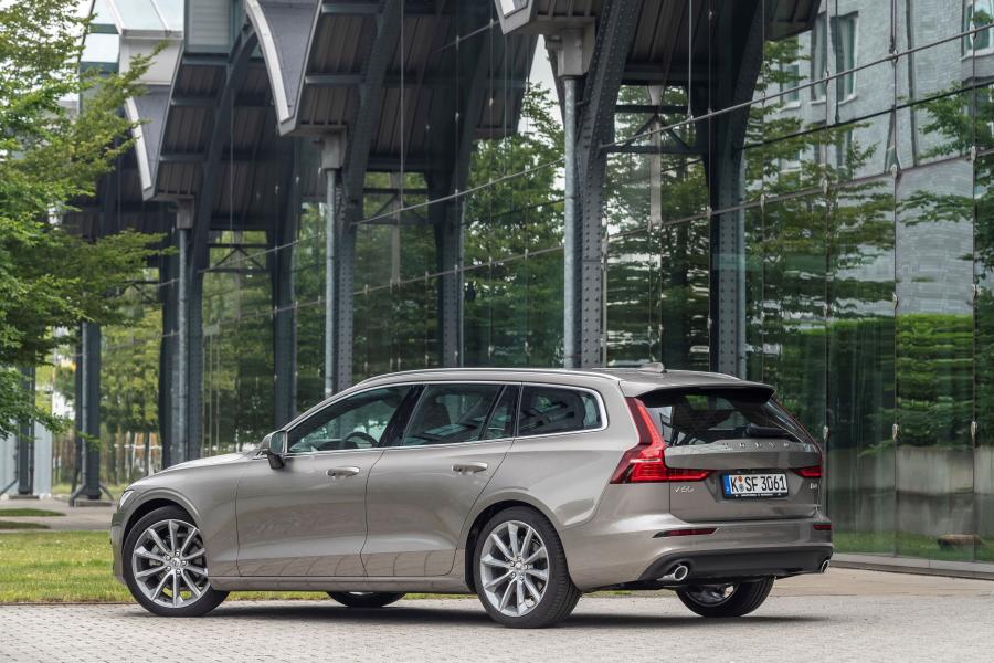  Volvo V60 D4 Momentum 2018 года  (WW) (фото 3 из 7)